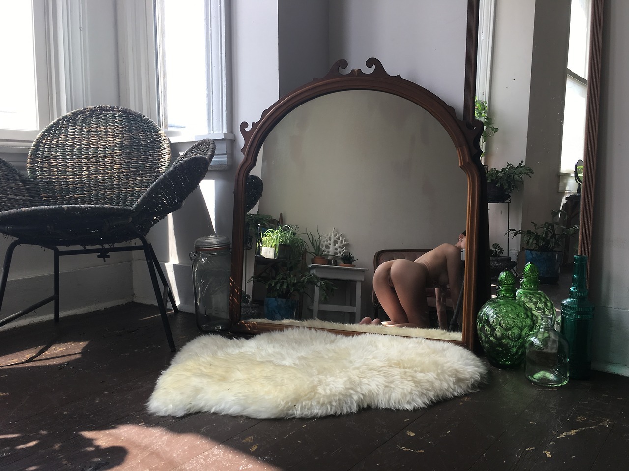 1280x960, 277 Kb / зеркало, кресло, мех, стекло, банки, раком, селфи, голая