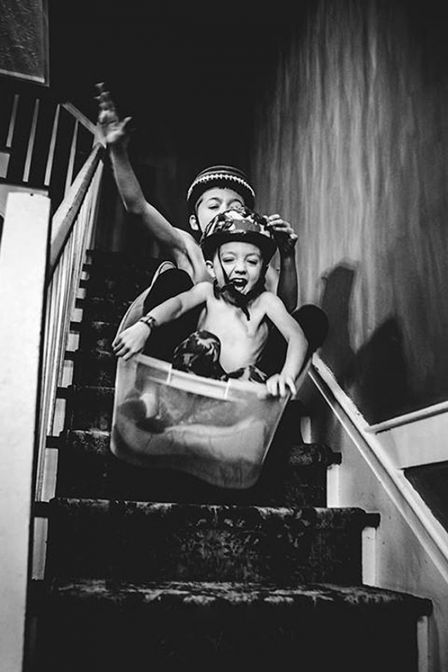 650x975, 249 Kb / дети, контейнер, лестница, забава, ч/б