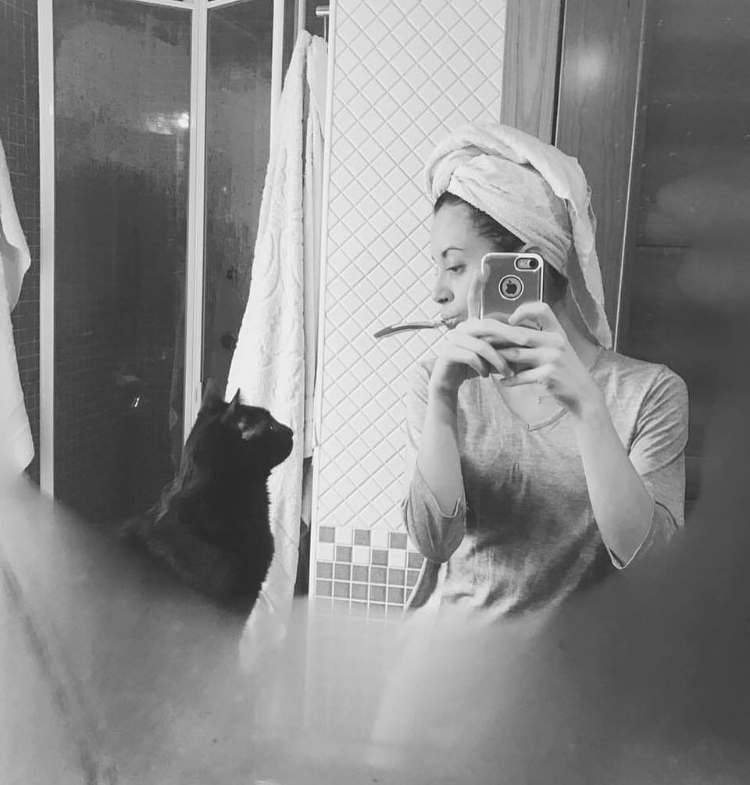 750x785, 262 Kb / кот, зубная щётка, полотенце, зеркало, ч/б