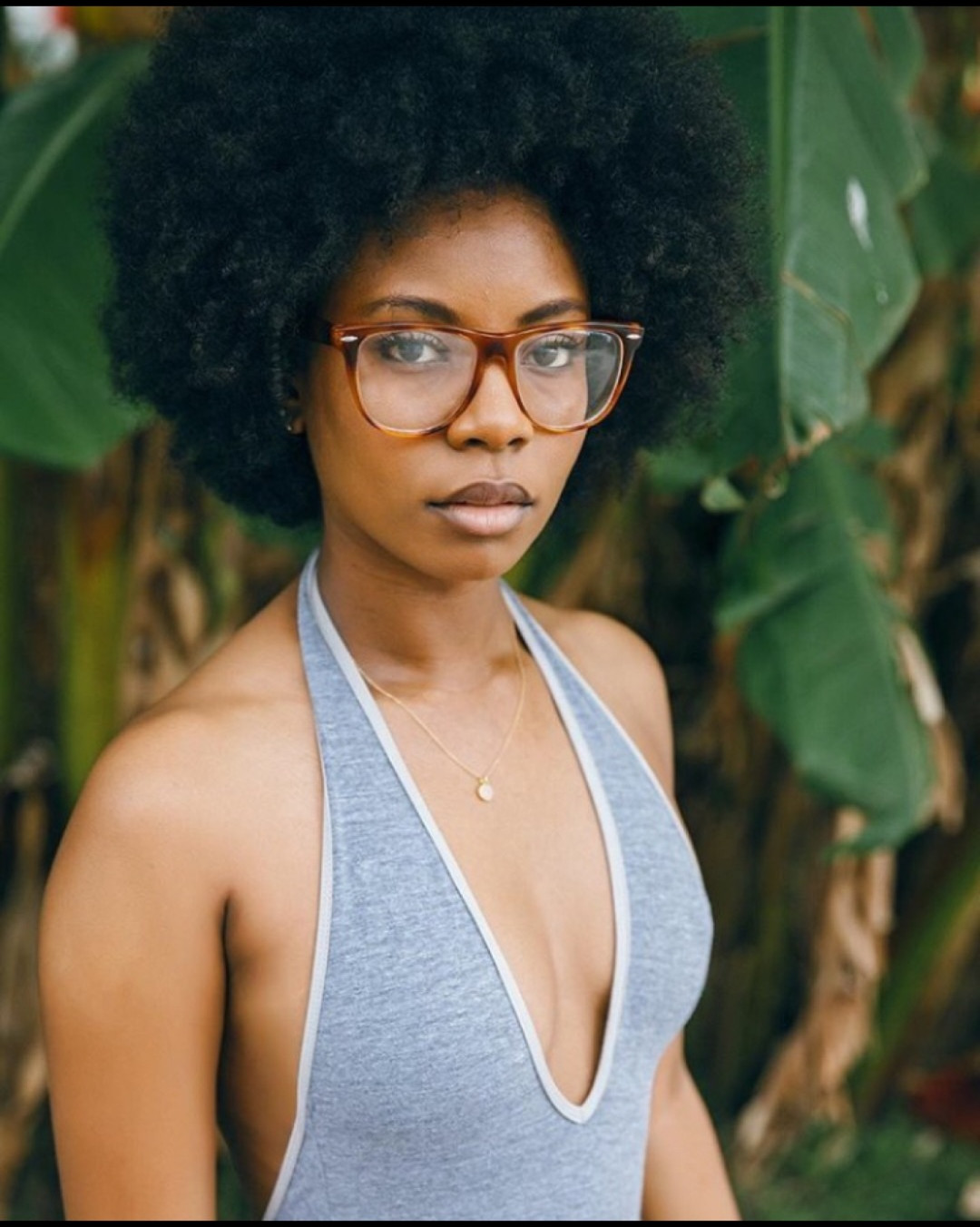 1080x1352, 239 Kb / афро, очки, цепочка, кулон, негритянка