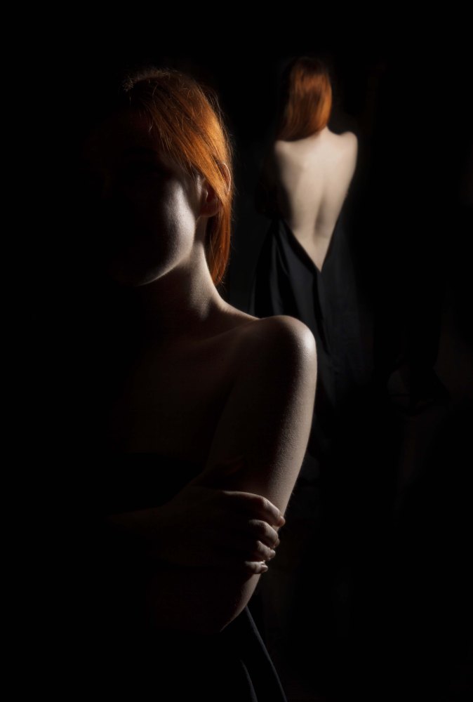 674x1000, 43 Kb / Рыжая, отражение, свет, тень