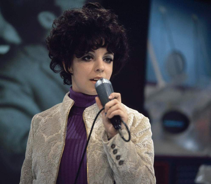 700x612, 256 Kb / Маришка Вереш, микрофон