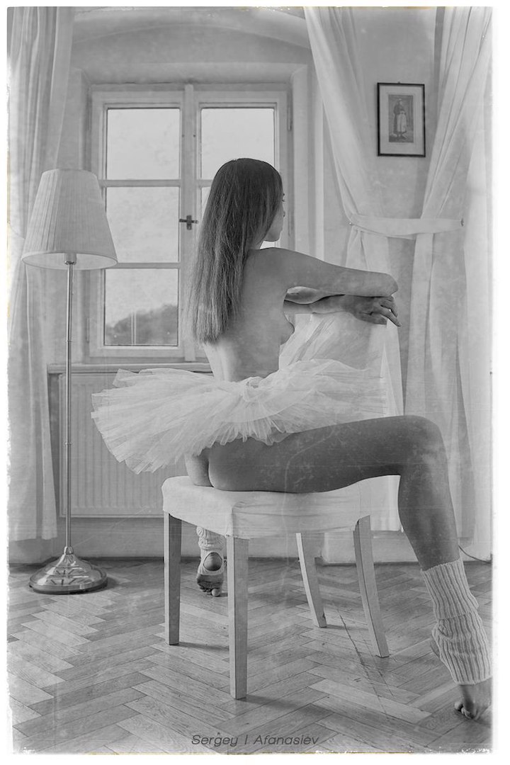 720x1080, 121 Kb / балерина, стул, пачка, окно, светильник, ч/б, торшер