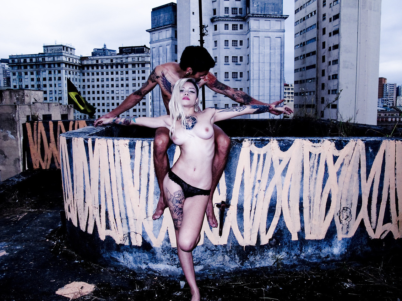 1280x960, 597 Kb / тату, блондинка, топлесс, пара, крыша, бразильянка