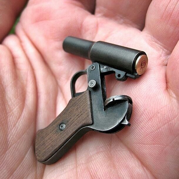 609x609, 71 Kb / пистолет, пуля, ладонь, рука, патрон