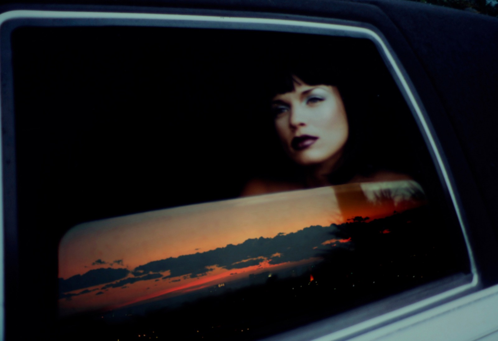 1600x1097, 129 Kb / Брюнетка, машина, окно, отражение, закат