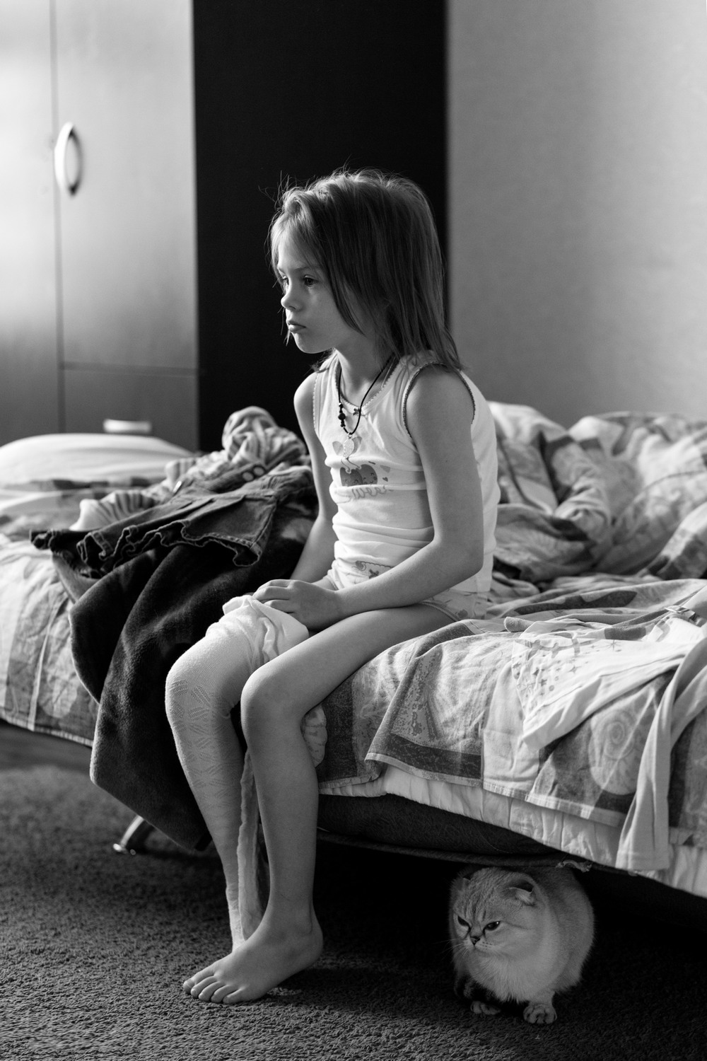 1000x1500, 316 Kb / ребёнок, девочка, колготки, постель, кот, утро, ч/б