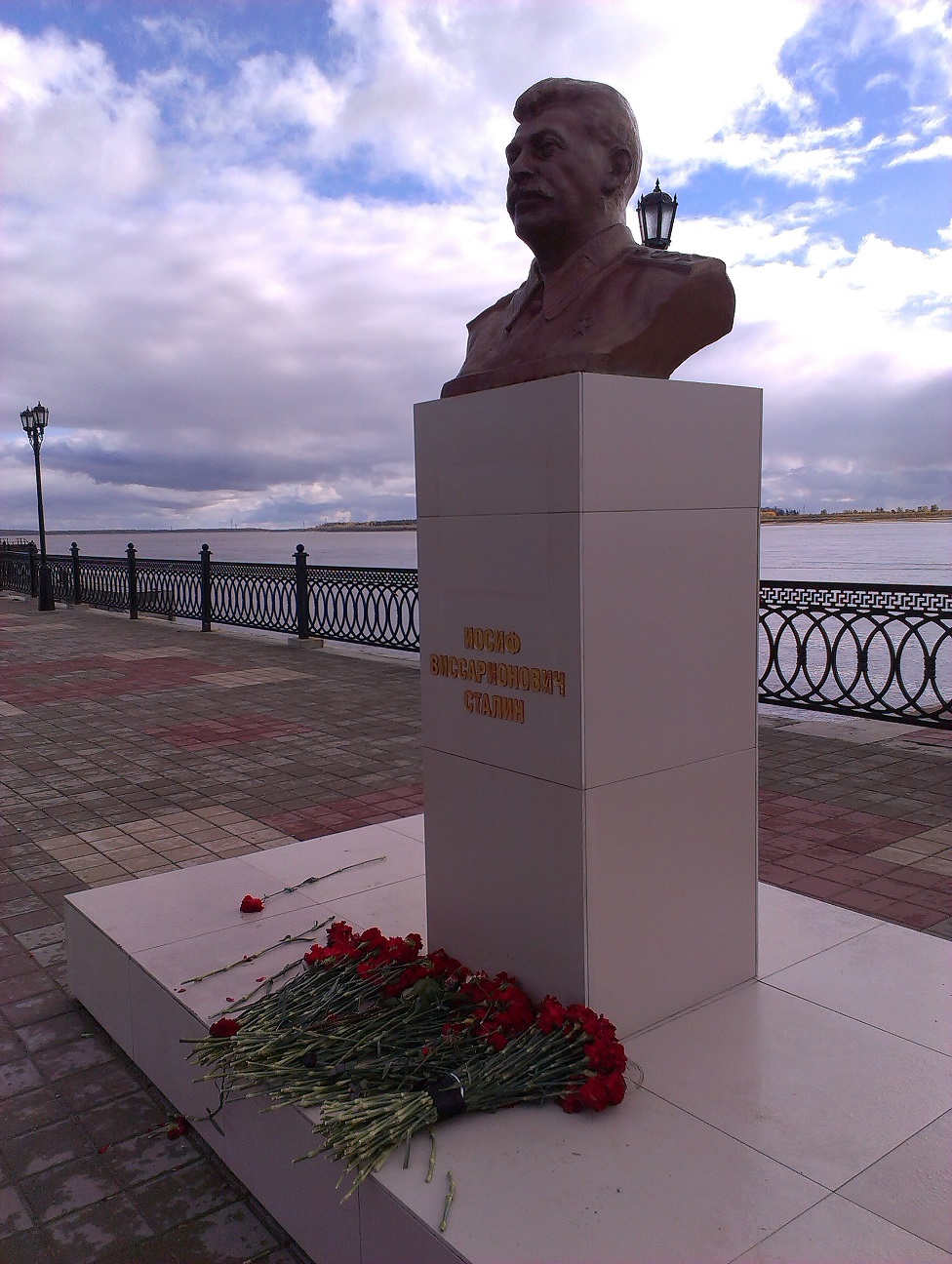 976x1296, 391 Kb / Памятник, политота, сталин, гвоздики