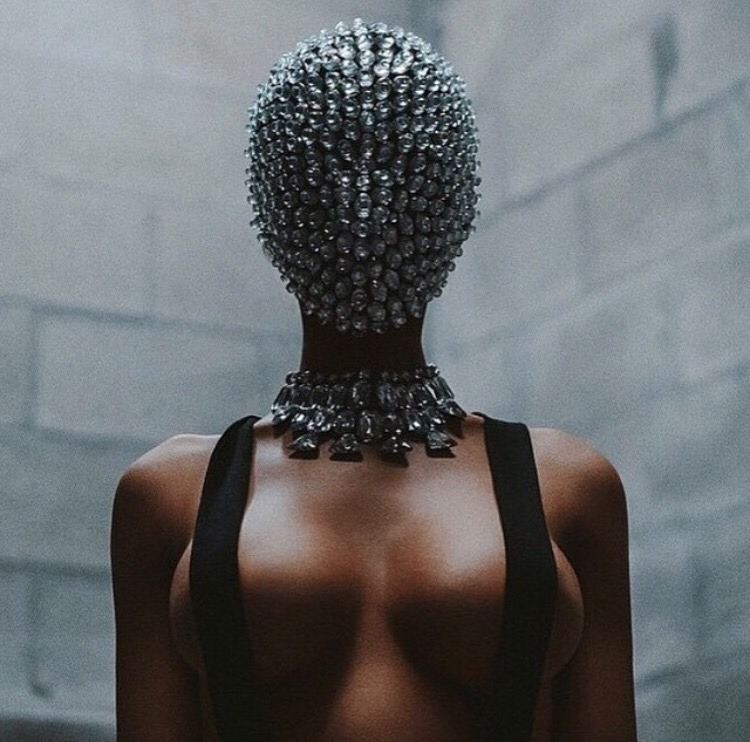 750x742, 132 Kb / стена, маска, шлем, кристаллы, шлем