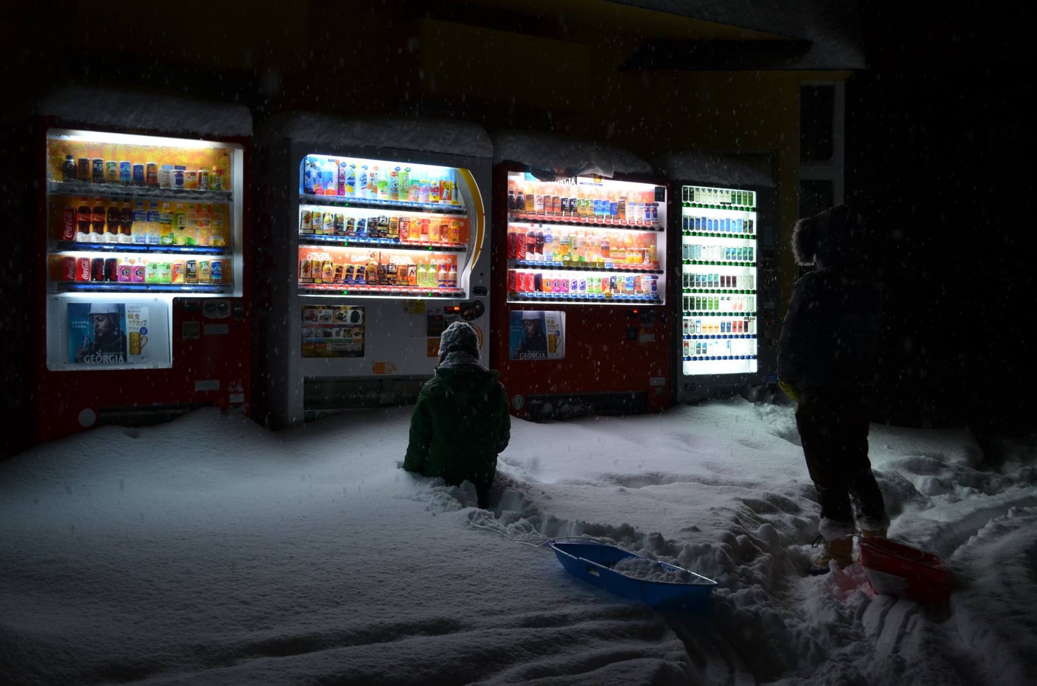 2048x1356, 226 Kb / снег, автоматы, зима, банки