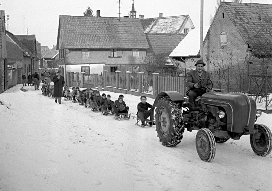 900x634, 89 Kb / санки, трактор, зима,ч/б