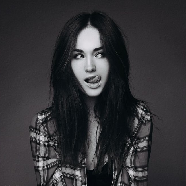 654x655, 482 Kb / девушка, брюнетка, взгляд, волосы, язык, облизывается, клетка, ч/б