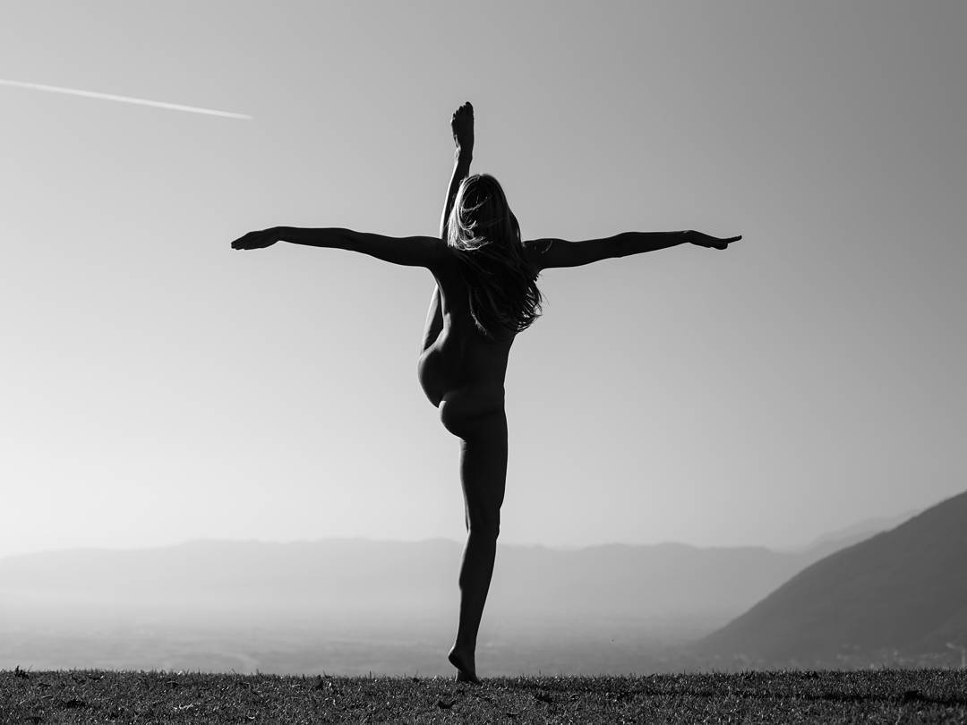 1080x810, 37 Kb / ч/б, йога, взмах, голая