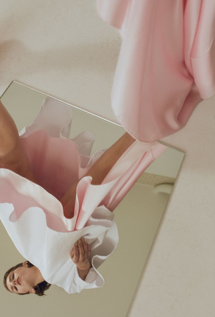 736x1086, 59 Kb / зеркало, платье, ноги