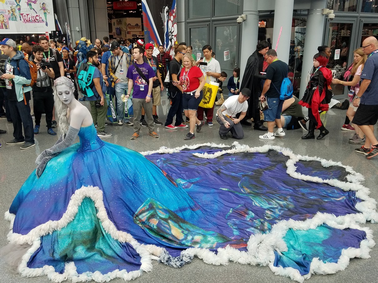 1209x907, 440 Kb / платье, перчатки, пол, белая, толпа, New York, Comic Con, 2017