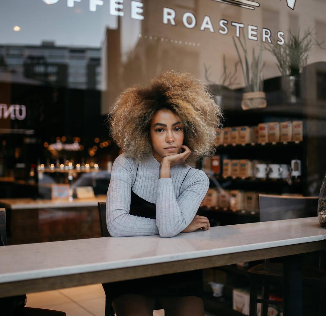 1080x1045, 93 Kb / кудряшка, кофейня, мулатка, копна, пирсинг