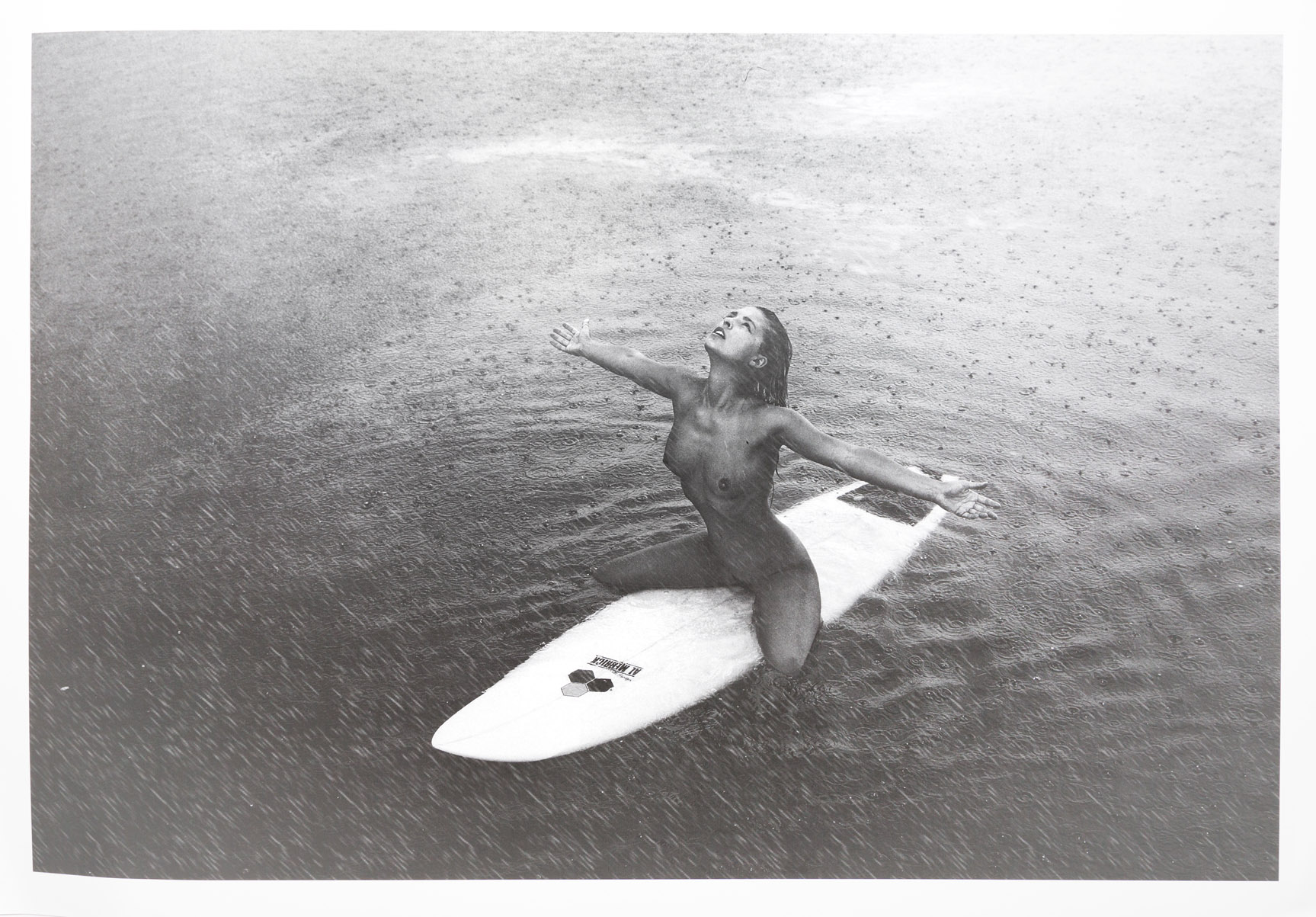 1727x1203, 463 Kb / серфинг, борд, ч/б, дождь