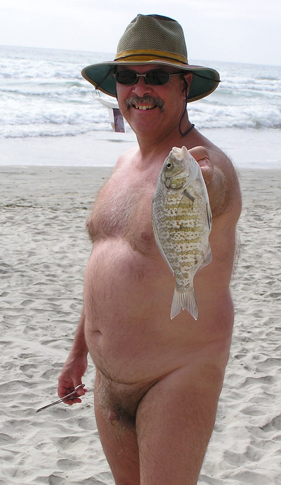 926x1600, 232 Kb / мужчина, рыба, ножницы, шляпа