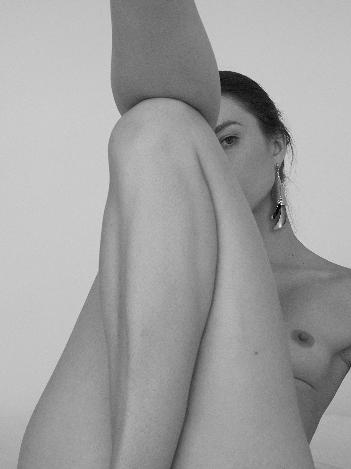 1200x1600, 207 Kb / ч/б, глаз, ноги, голая