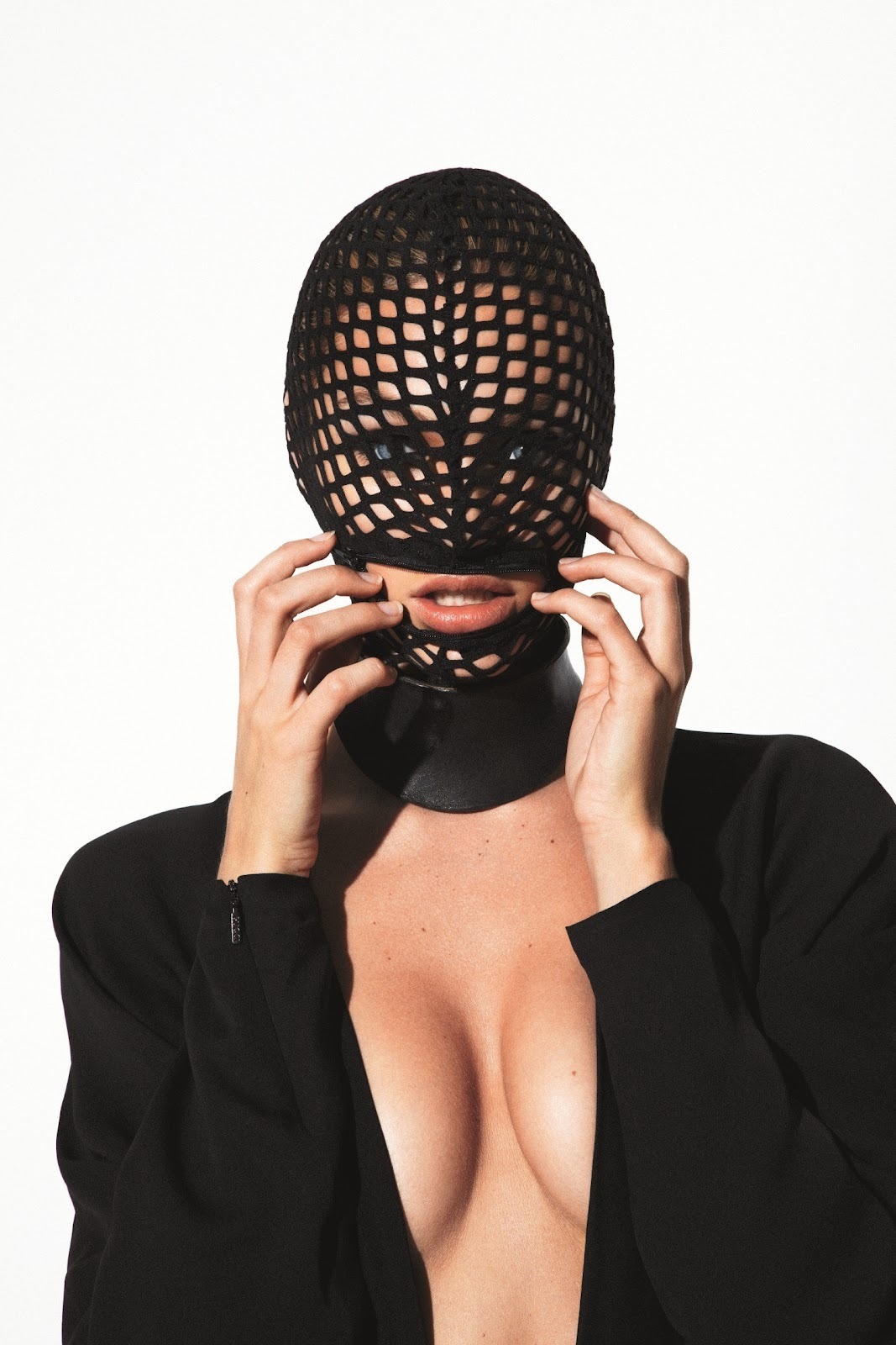 1067x1600, 294 Kb / маска, сетка, черное