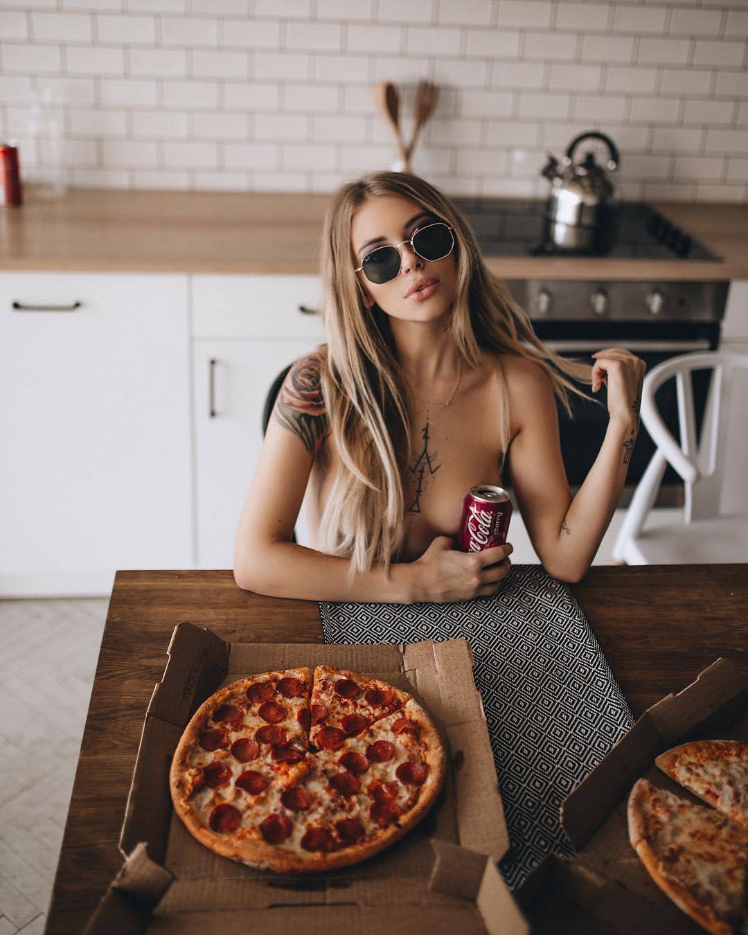 1080x1350, 144 Kb / пицца, кока-кола, очки, тату, роза, кухня, голая, блондинка
