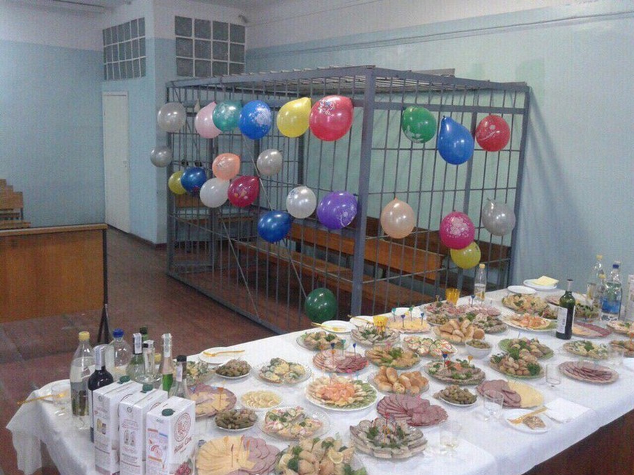 910x683, 182 Kb / стол, праздник, клетка, шарики