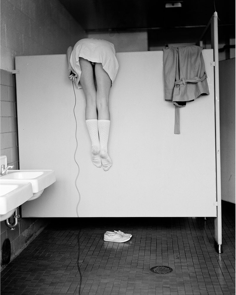 801x1000, 95 Kb / туалет, перегородка, провод, девка, ч/б