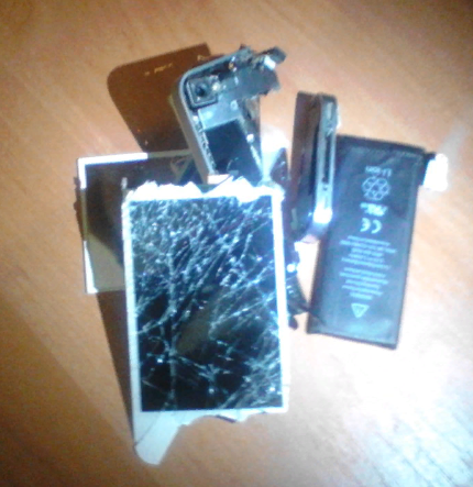 430x443, 407 Kb / айфон, вхлам, куски, батарея, стекло трещины