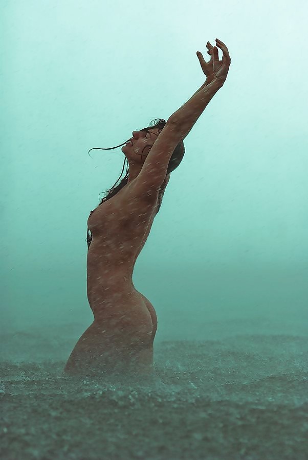 602x900, 64 Kb / дождь, голая, вода