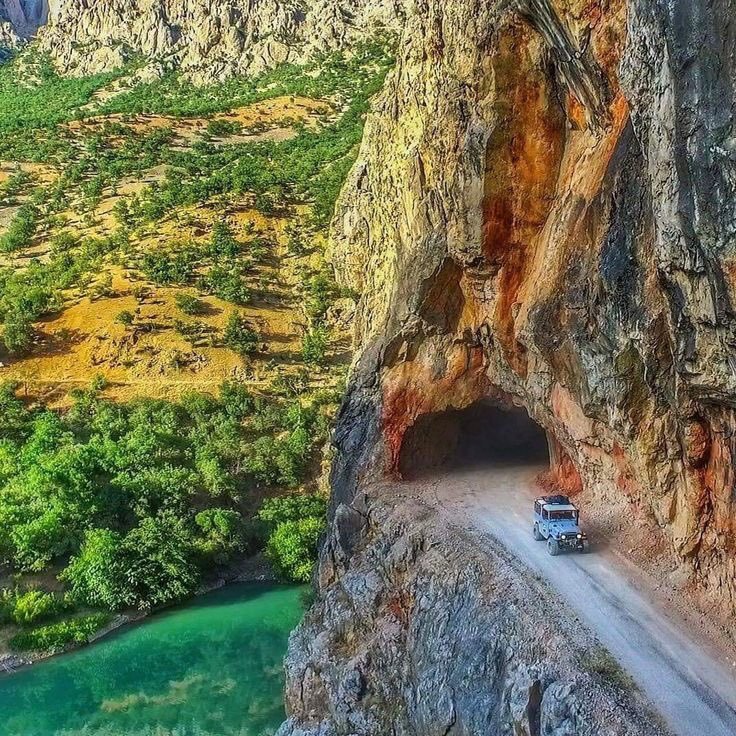 736x736, 240 Kb / пещера, тоннель, джип, горы, озеро
