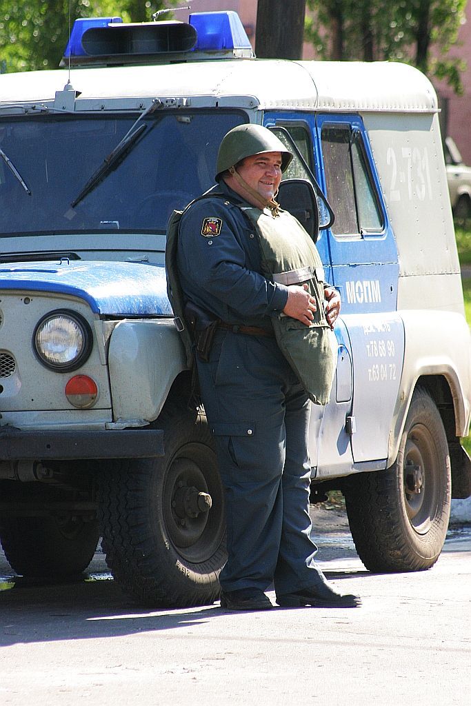 683x1024, 138 Kb / бронежилет, уазик, толстяк, полиция