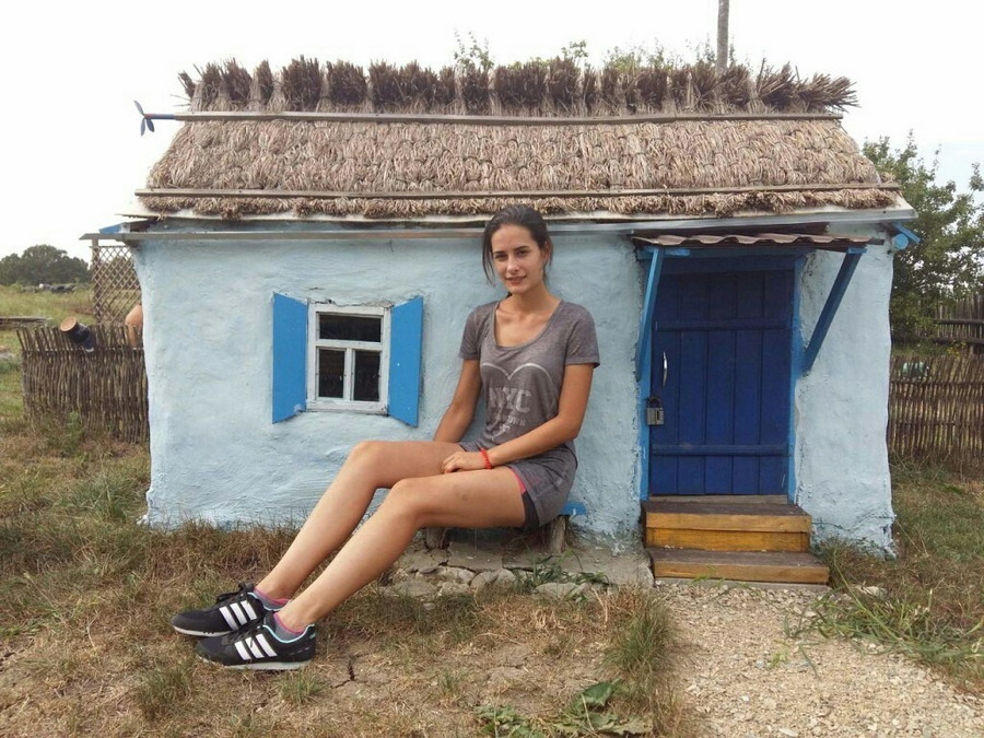 900x675, 220 Kb / домик, кроссовки, ноги