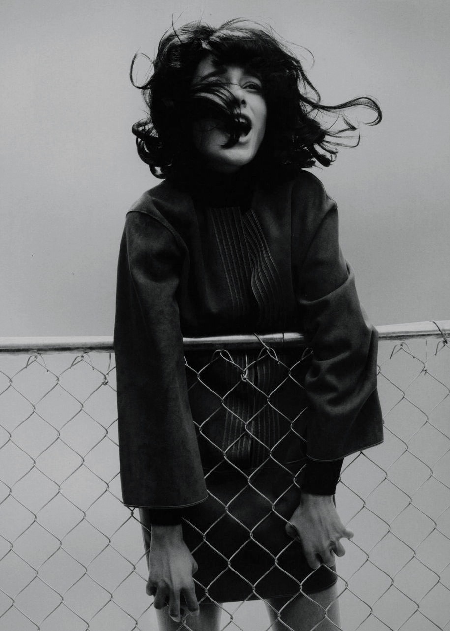 915x1283, 179 Kb / девушка, сетка, ч/б