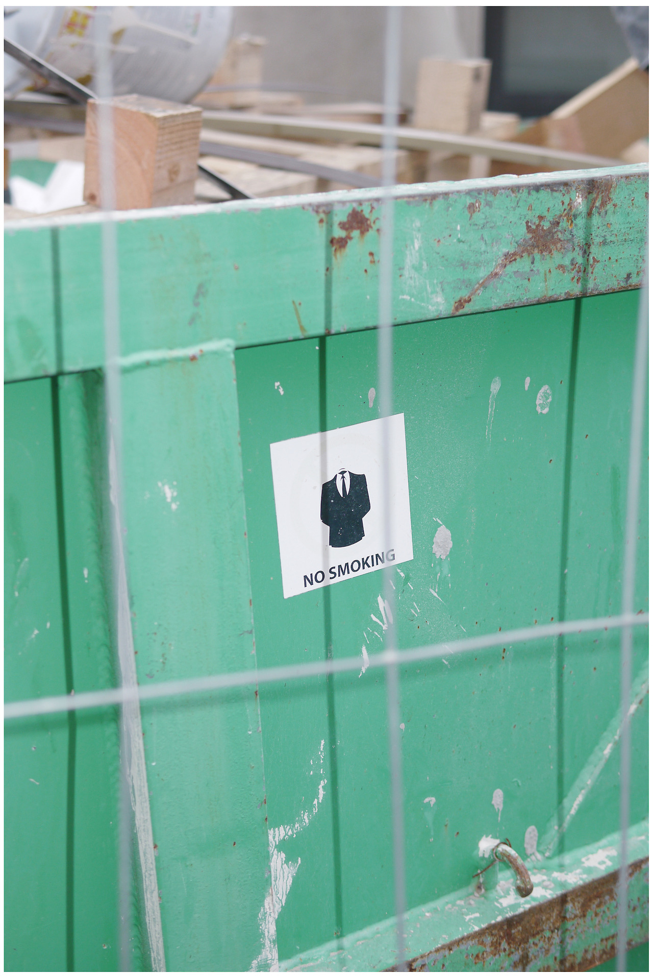 1280x1916, 570 Kb / мусорка, смокинг, запрет, игра слов