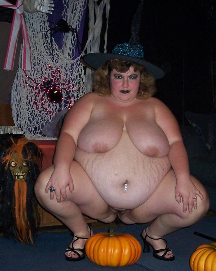 720x901, 88 Kb / толстуха, хеллоуин, шляпа, пирсинг, кольца, сетка, паук, тыквы