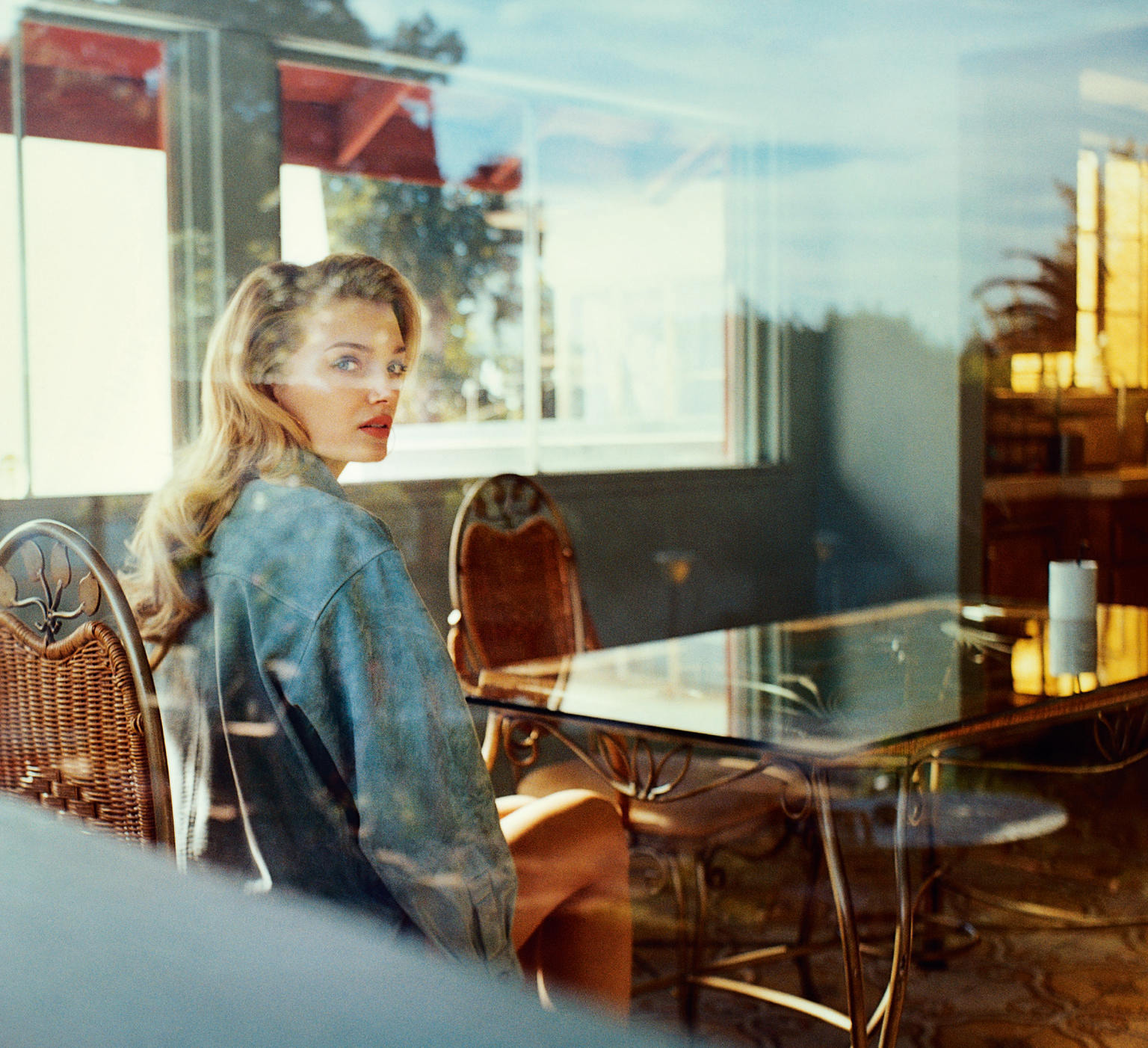 1536x1402, 430 Kb / девушка, стол, стулья, окно