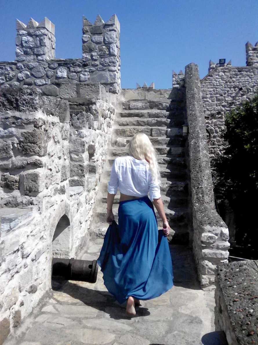 890x1187, 116 Kb / Камни, лестница, блондинка, юбка, синее, пушка