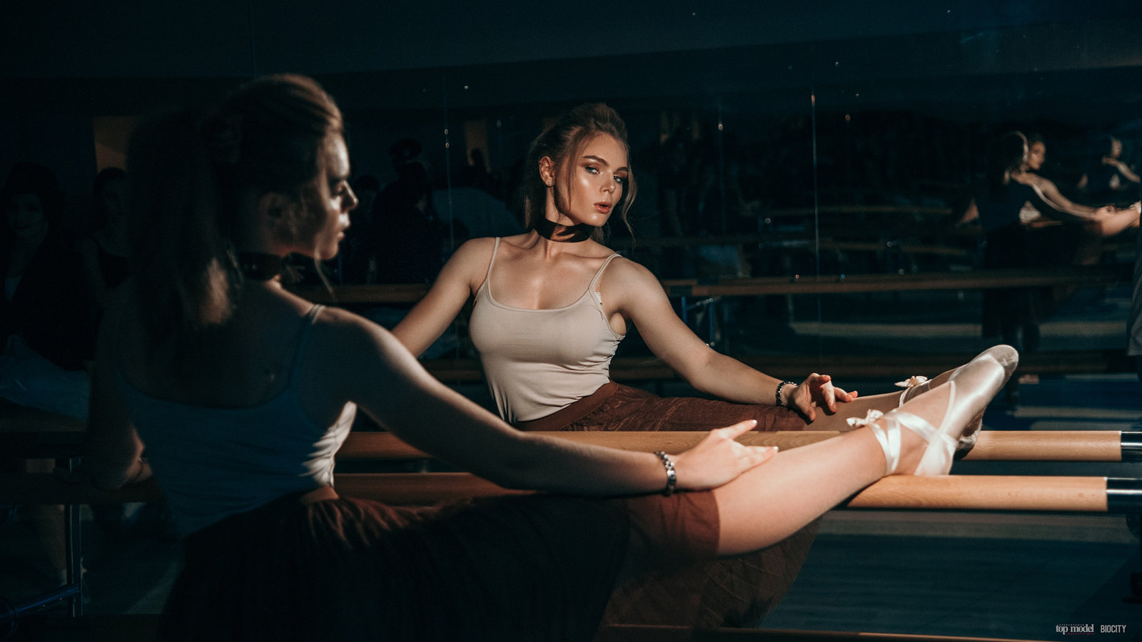 1600x900, 177 Kb / Дарья, станок, пуанты, зеркало, взгляд, biocity2