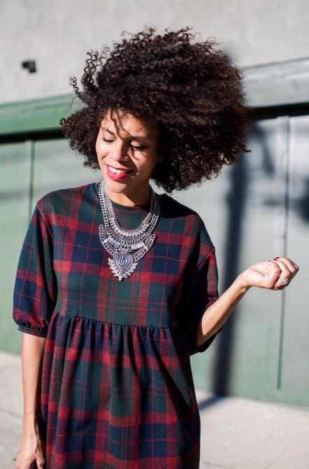 442x671, 307 Kb / кучерявая, губы, украшение, платье, клетка