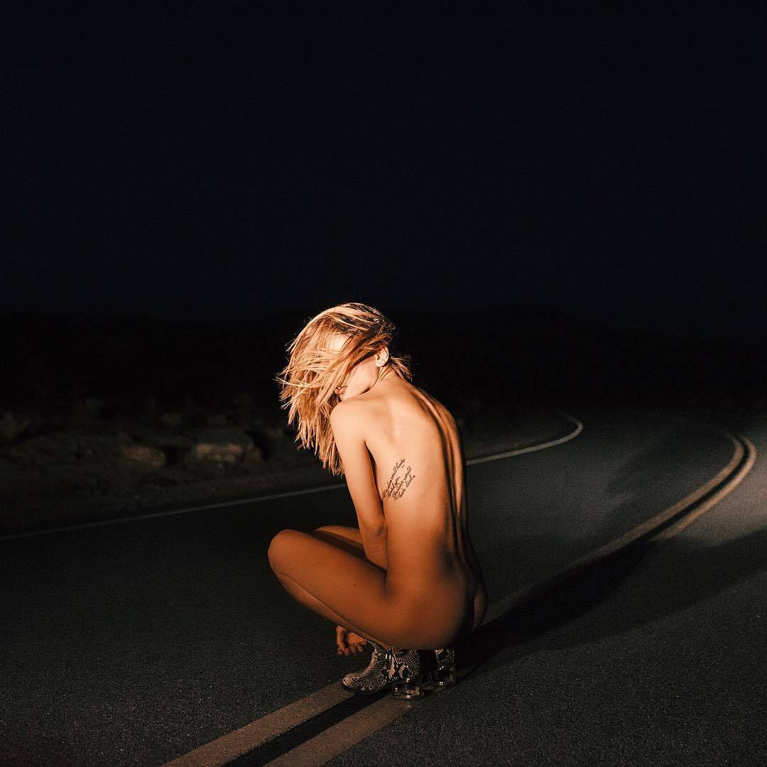 1080x1080, 91 Kb / дорога, голая, тату, блондинка, ночь, шоссе