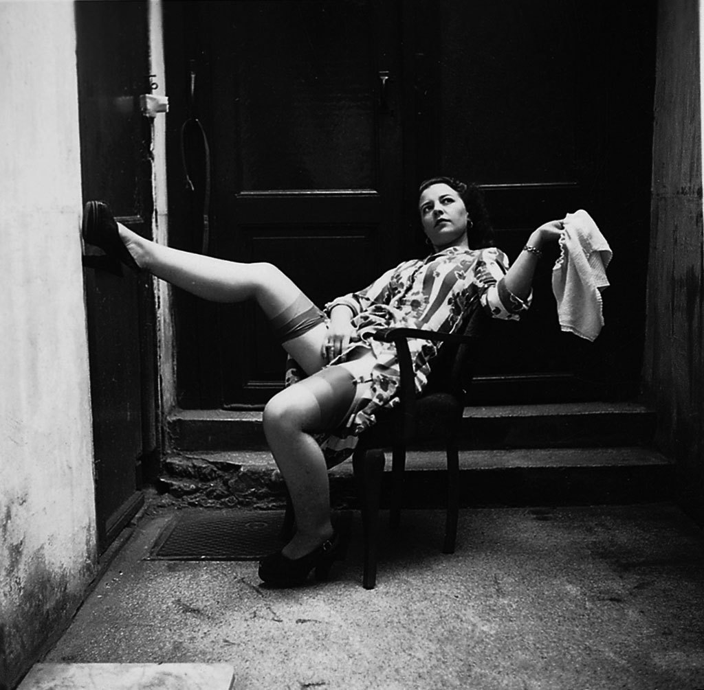 1024x1005, 148 Kb / женщина, кресло, шлик, задумчиво, ч/б