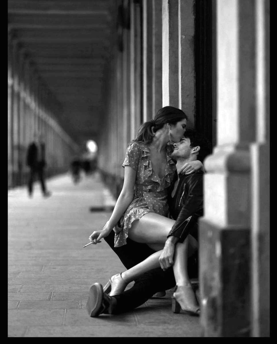 965x1200, 142 Kb / сигарета, ноги, платье, ч/б