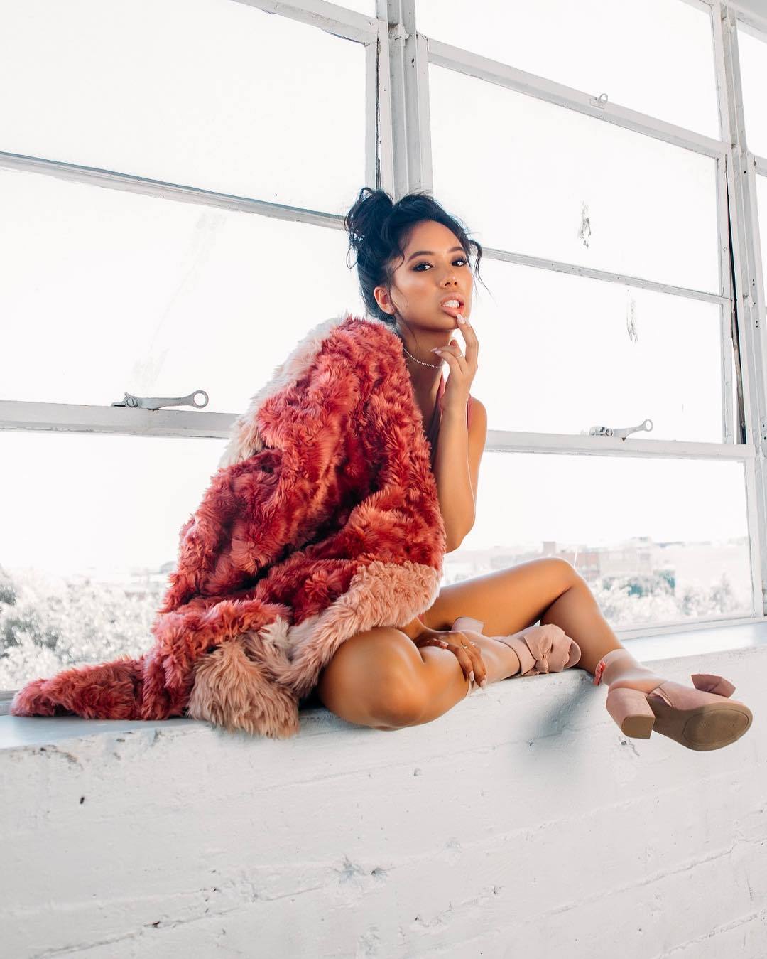 1080x1349, 115 Kb / брюнетка, шуба, окно