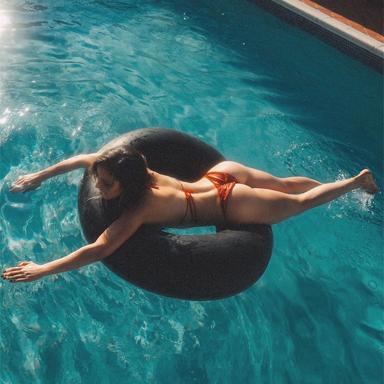 750x750, 95 Kb / шина, бикини, попа, бассейн