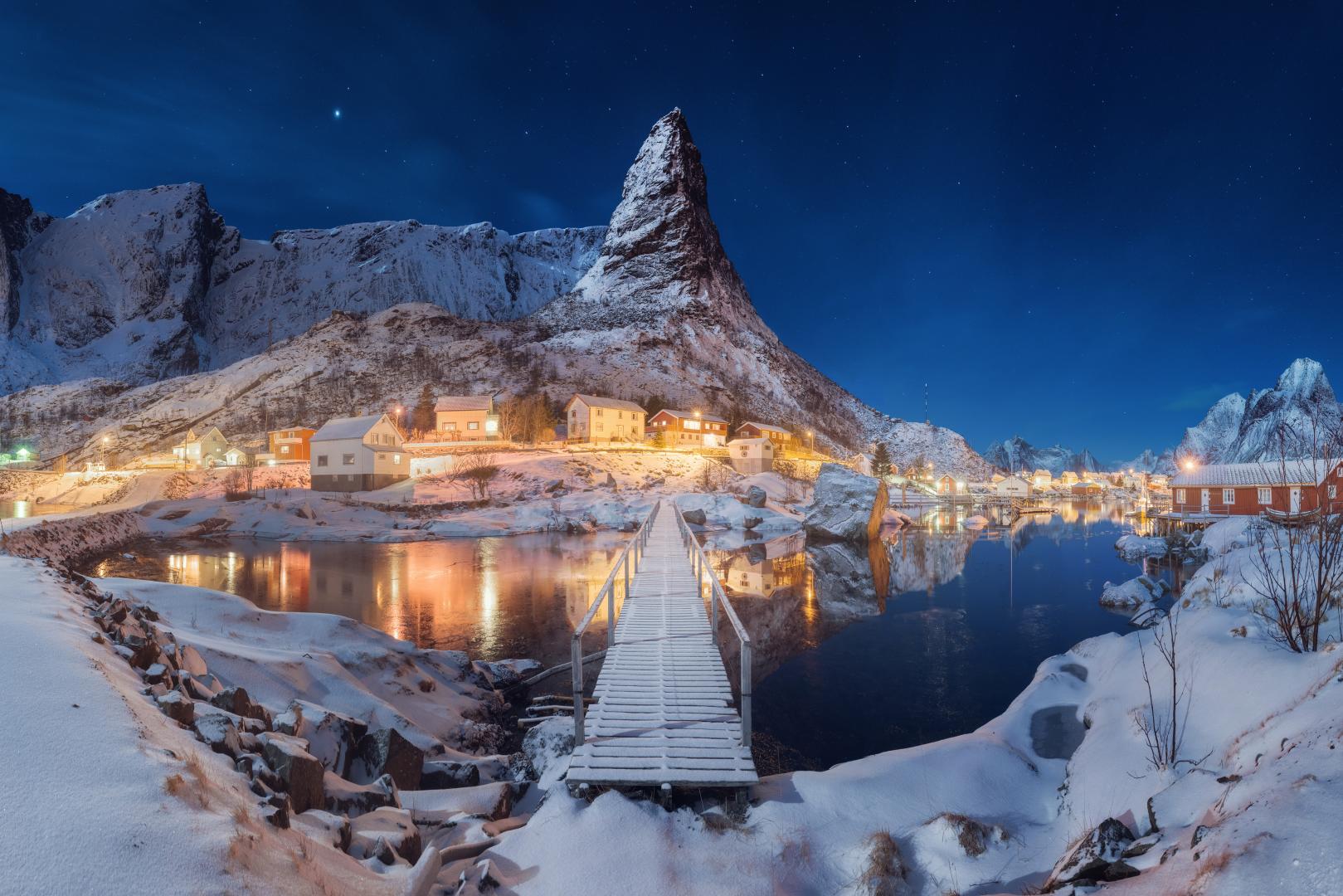 1619x1080, 233 Kb / дома, горы, ночное небо, снег, мост, Норвегия