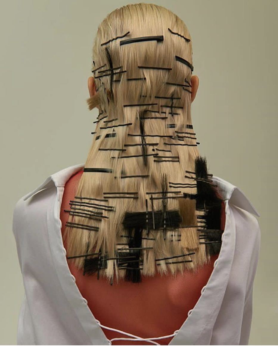 933x1161, 95 Kb / заколки, блондинка, невидимки