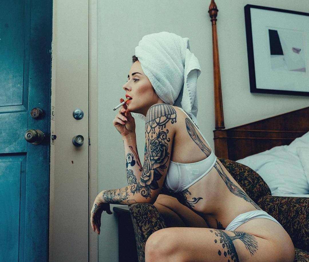 1080x917, 117 Kb / тату, розы, полотенце, дерево, эполеты, сигарета, Alysha Nett