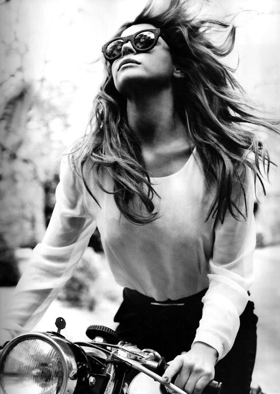 564x792, 66 Kb / велосипед, солнечные очки, волосы, ч/б