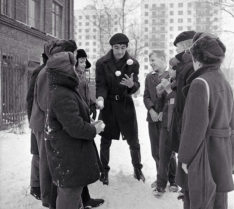 750x670, 116 Kb / Енгибаров, клоун, жонглер, снежки