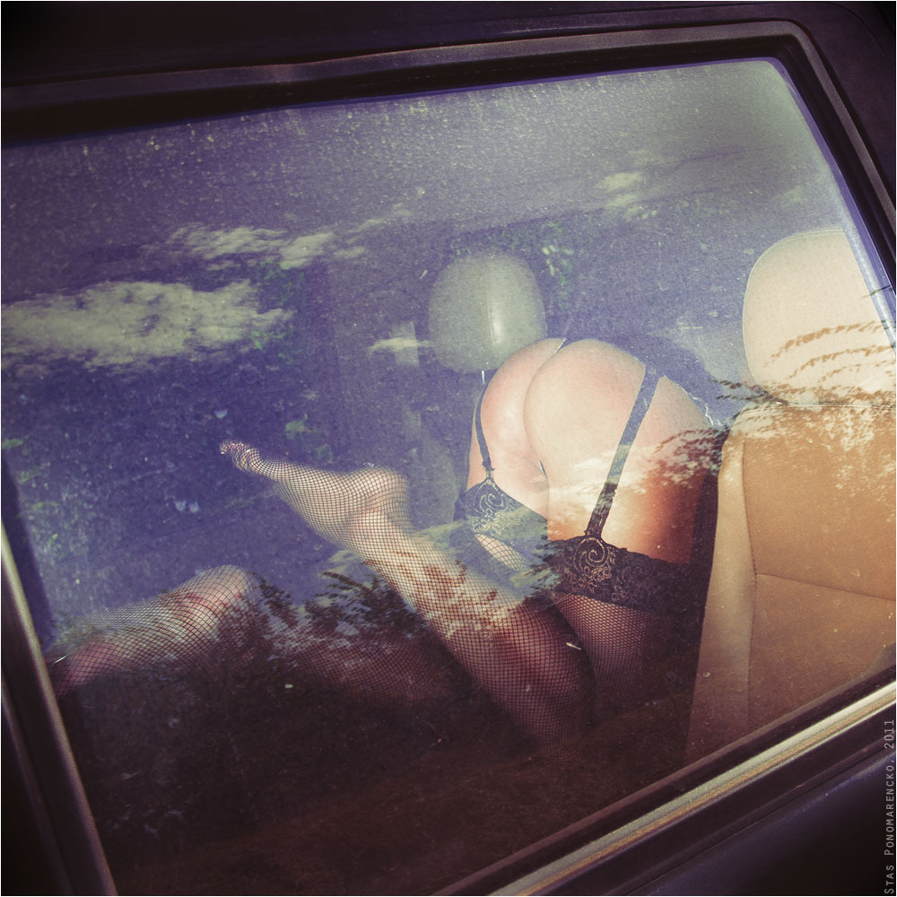 1000x1000, 270 Kb / авто, стекло, чулки, сетка, попа